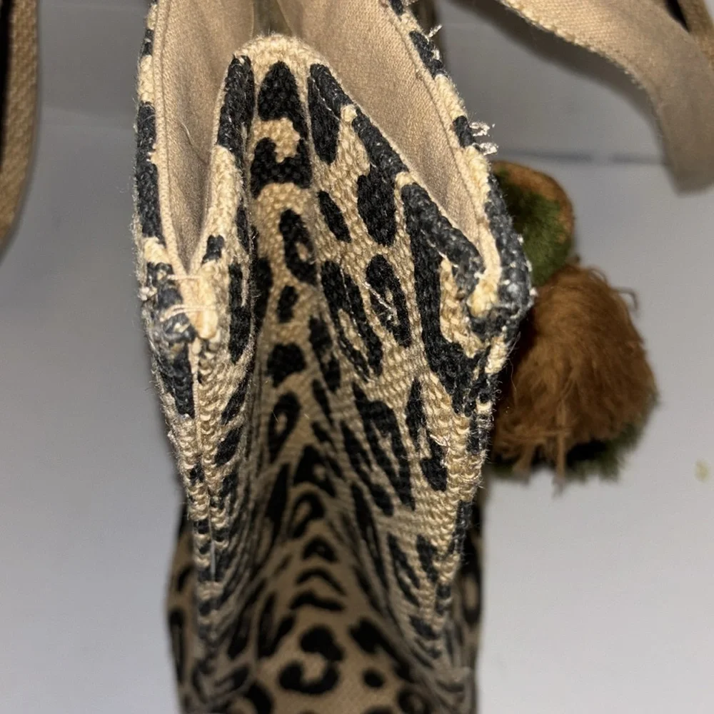 AMERICA & BEYOND TAN AND BLACK LEOPARD PRINT JUTE/CANVAS TOTE WITH TASSEL